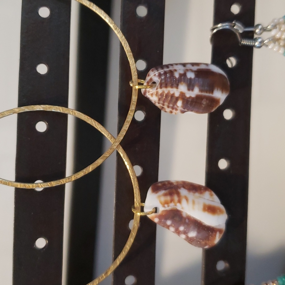 Gold Shell Earrings 🐚 - Picture 2 of 5